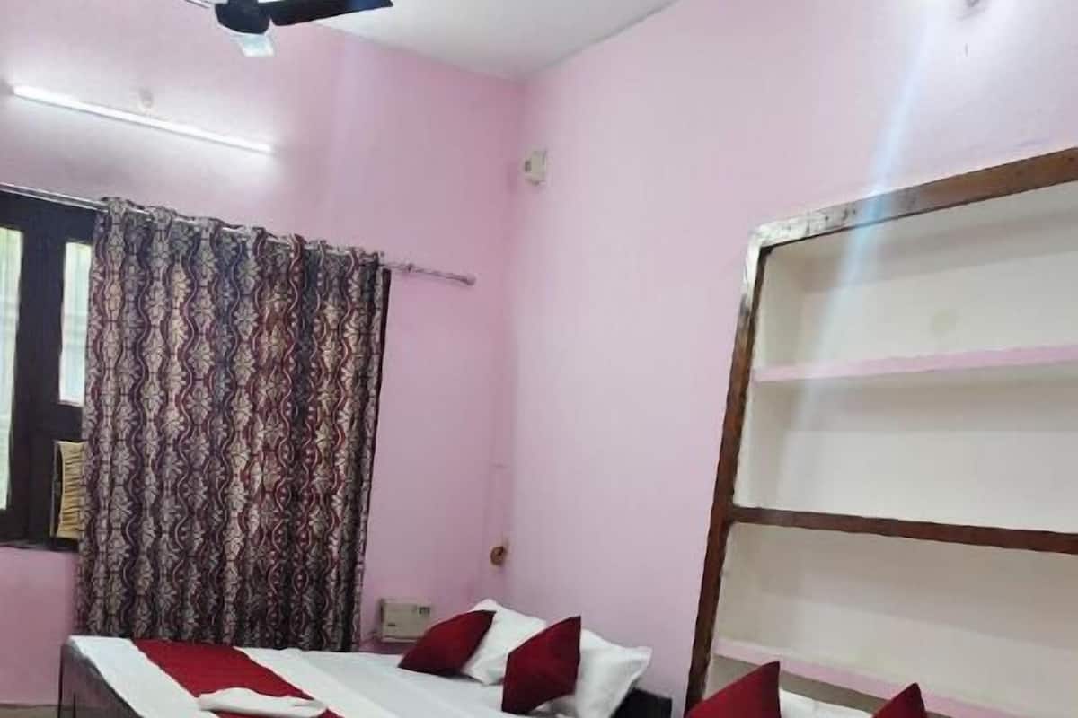 Double or Twin Room, 2 Double Beds | Free WiFi