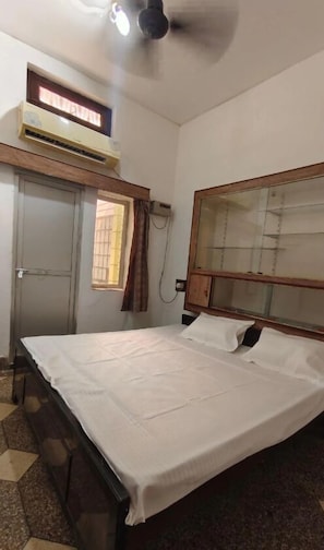 Room, 1 Double Bed | Free WiFi - Shree Paying Guest House (Varanasi)