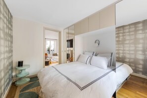 Tabla de planchar con plancha, internet y ropa de cama 