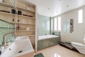 Haartrockner, Handtücher, Seife, Toilettenpapier