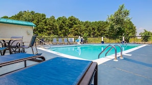 Pool - Premium Whirlpool King Suite | Full Kitchen | Daily Hot Breakfast & Parking (La Crosse)