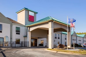 Exterior - Premium Whirlpool King Suite | Full Kitchen | Daily Hot Breakfast & Parking (La Crosse)