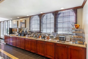 Dining - Premium Whirlpool King Suite | Full Kitchen | Daily Hot Breakfast & Parking (La Crosse)