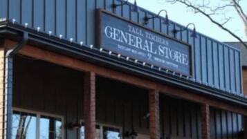Une devanture de magasin avec une enseigne indiquant : « Magasin général Tall Timber ».