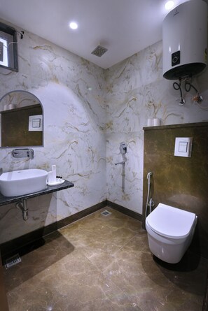 Shower, free toiletries, towels, soap - Hotel Namaskar (New Delhi)