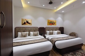 Desk, laptop workspace, WiFi (free) - Hotel Namaskar (New Delhi)