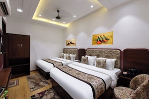 Desk, laptop workspace, WiFi (free) - Hotel Namaskar (New Delhi)
