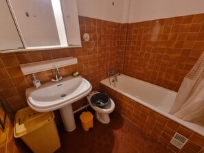 A bathroom with a sink, toilet, and bathtub. - Charming apartment, private parking - 2 guests (Collioure)