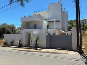 A modern two-story house with a gated entrance, a staircase, and a balcony. - Fabulous 2-bedroom apartment with AC in Kalivia Thorikou (Kalivia Thorikou)