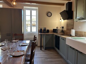 Kaffetrakter/tekoker, kjøleskap, mikrobølgeovn og ovn