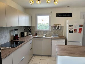 Wasserkocher mit Kaffee-/Teezubehör, Kühlschrank, Mikrowelle, Ofen
