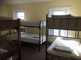 Dormitorio compartido, dormitorio mixto, vistas a la ciudad