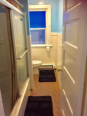 Handuk dan tisu toilet