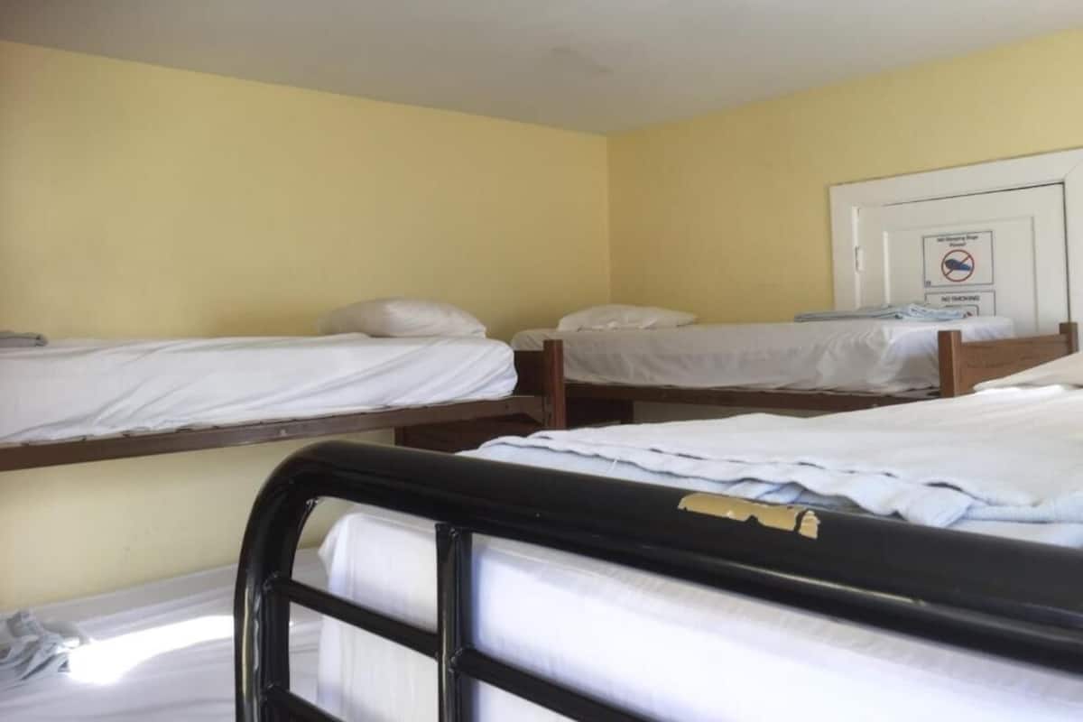 Dormitorio compartido, dormitorio mixto, vista a la ciudad