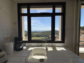 A kitchen with a window, a sink, a coffee maker, and a toaster. - Apartment with AC, sea view - 6 guests (Saint-Cyr-sur-Mer)