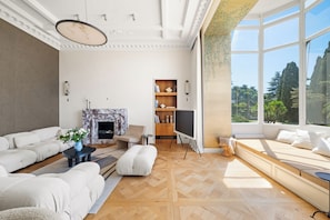 Living area - Stunning 3-bedroom apartment with high-end amenities (Nice)