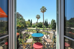 Outdoor dining - Stunning 3-bedroom apartment with high-end amenities (Nice)