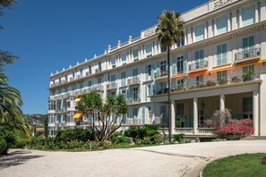Exterior - Stunning 3-bedroom apartment with high-end amenities (Nice)