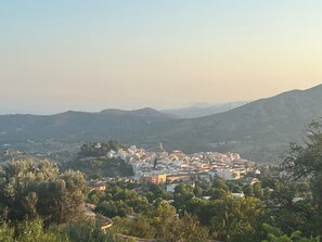 Eine Stadt mit Gebäuden und Hügeln im Hintergrund.