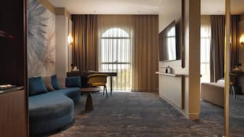 Senior Suite | In-room safe, desk, iron/ironing board (on request), WiFi (free)