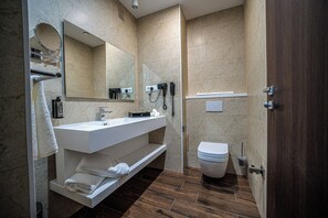 Comfort dubbelrum eller tvåbäddsrum | Badrum | Gratis toalettartiklar, hårtork, tofflor och handdukar