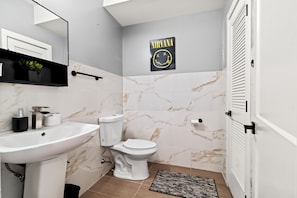 Hair dryer, towels, soap, toilet paper - Spacious 2-bedroom apartment in fabulous Philadelphia with AC (Philadelphia)
