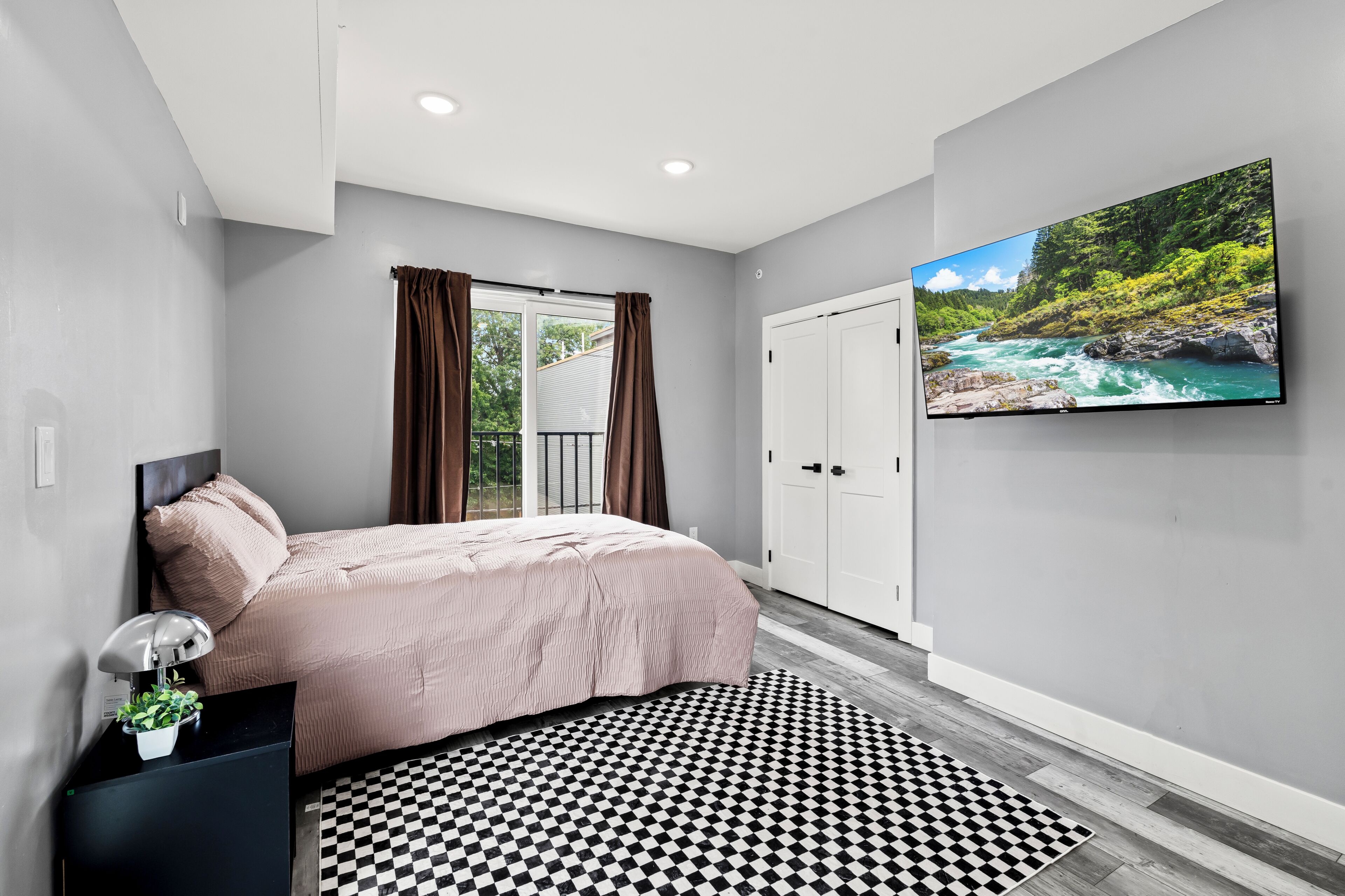 Iron/ironing board, internet, bed sheets