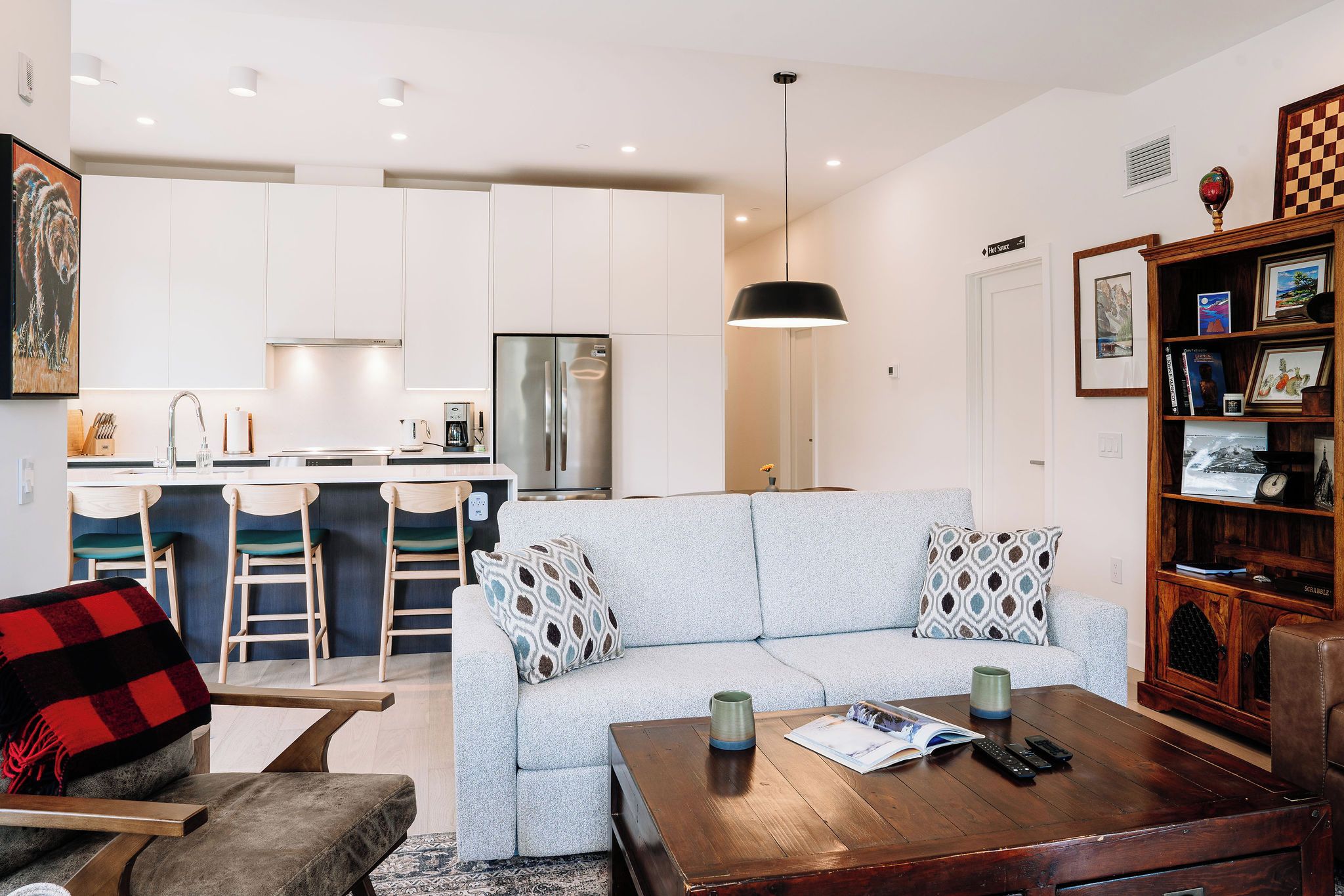 Una sala de estar moderna con sofá, mesa de centro y estantería.