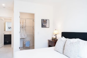 Condo, Mountain View | Blackout curtains, free WiFi - Hot Sauce Hideaway -Revelstoke Vacations (Revelstoke)
