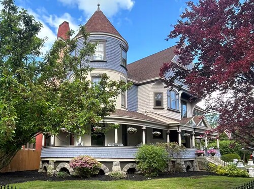 Fabulous 8-bedroom house with AC. Right across the Saratoga Race Track