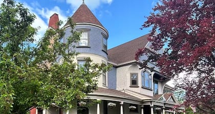 Fabulous 8-bedroom house with AC. Right across the Saratoga Race Track