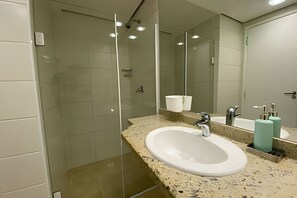 Apartamento, sacada, vista para o mar | Banheiro