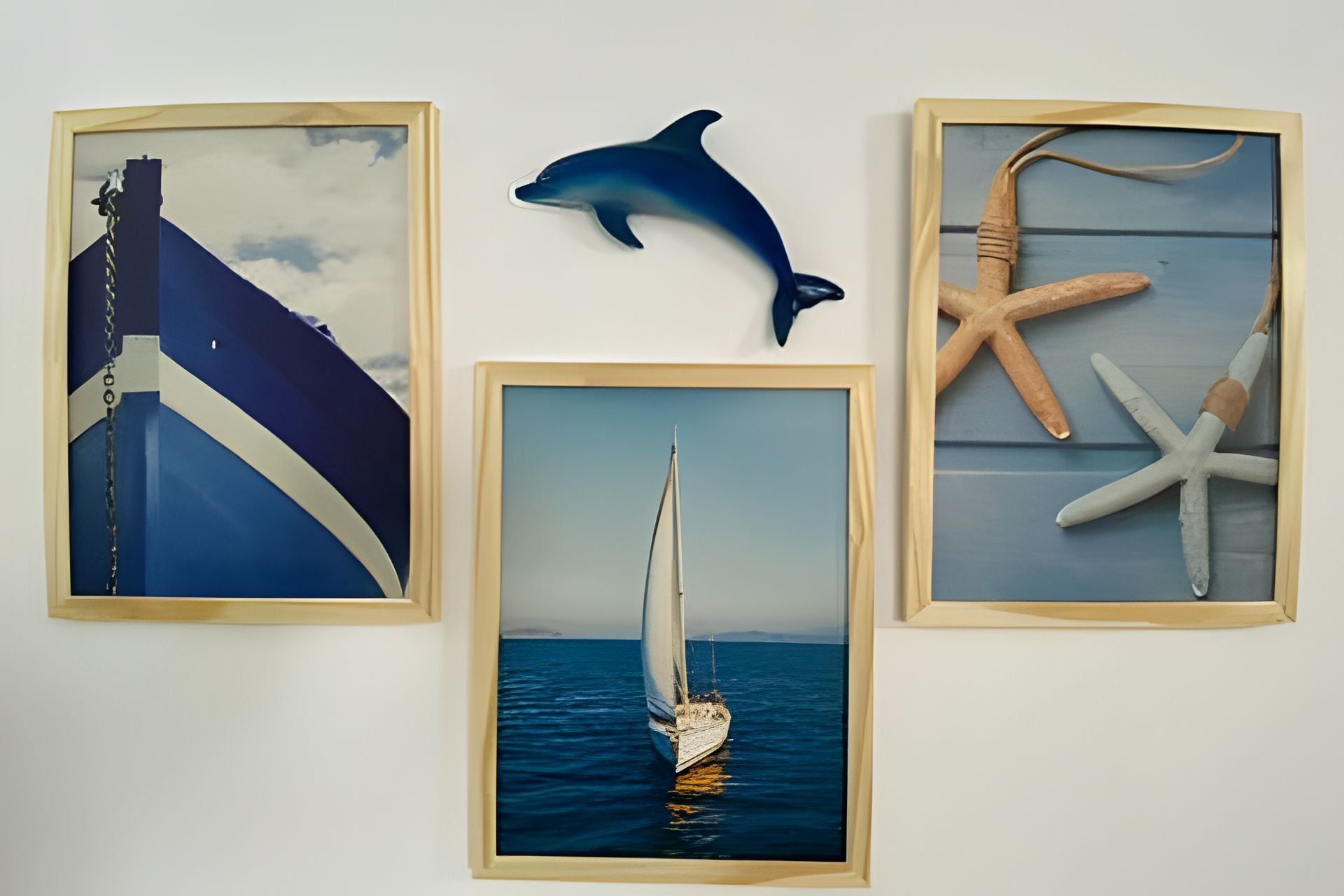 Três obras de arte emolduradas: um navio, um veleiro e estrelas-do-mar.