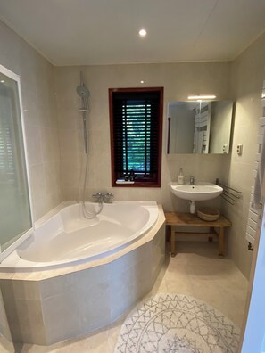 Hair dryer, towels, soap, toilet paper - Dune Villa with a View | Greenhouse, Piano, and Beach Nearby (Ouddorp)