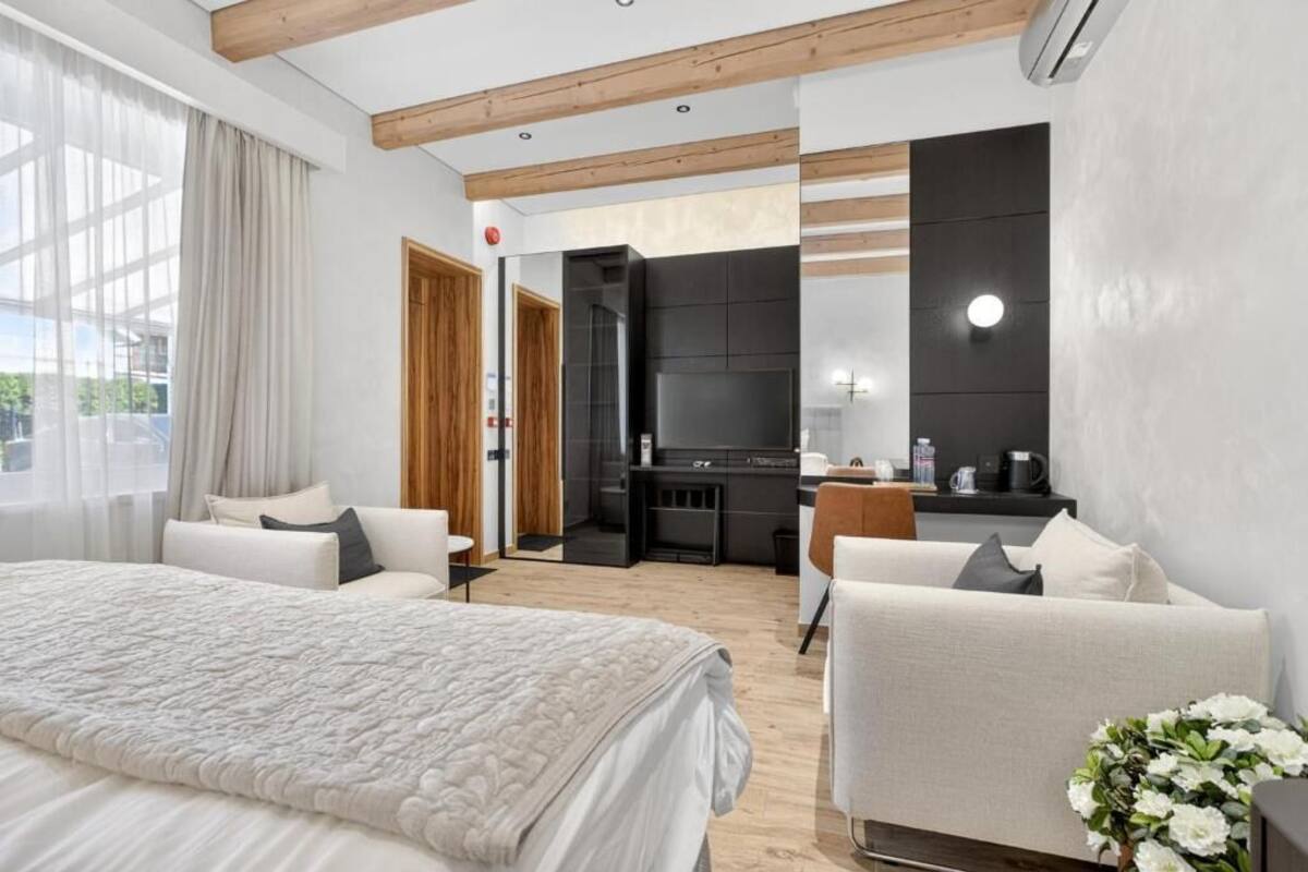 Superior Suite, Patio, Garden View | WiFi (free)