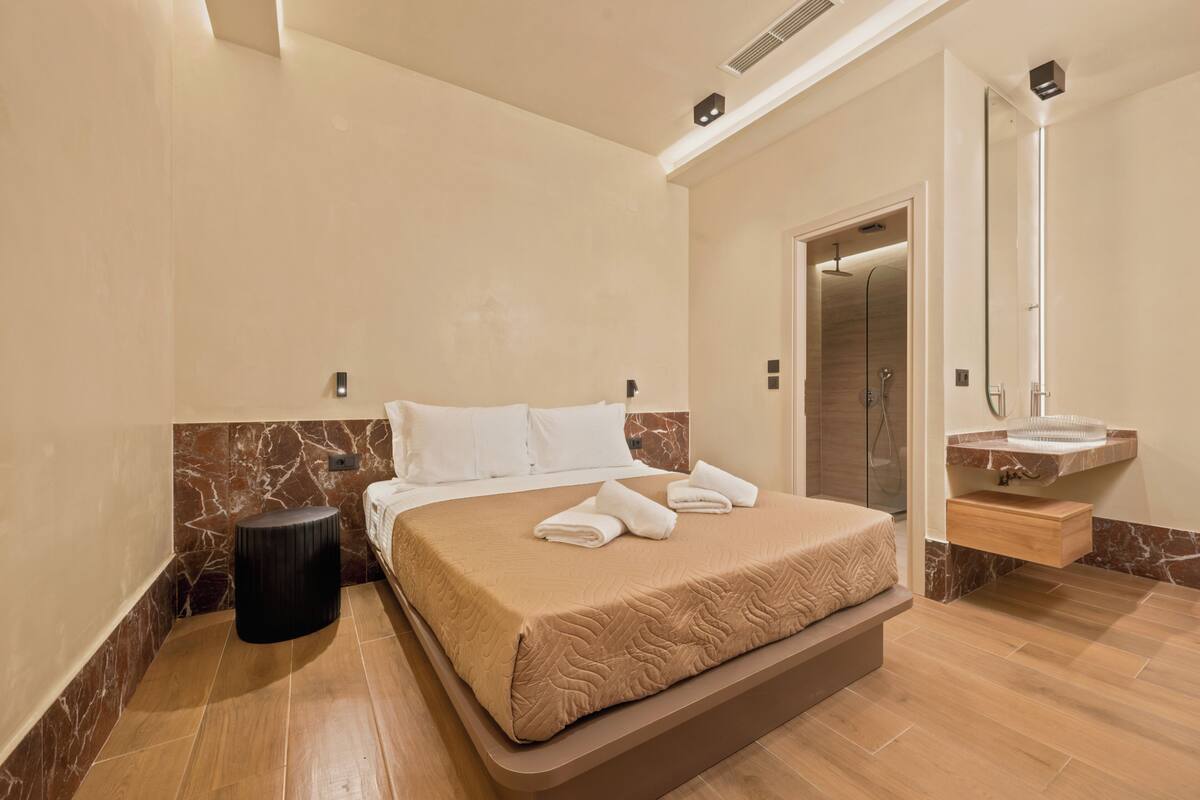 Quarto casal superior | Cofres nos quartos, ferros/tábuas de passar roupa, Wi-Fi de cortesia
