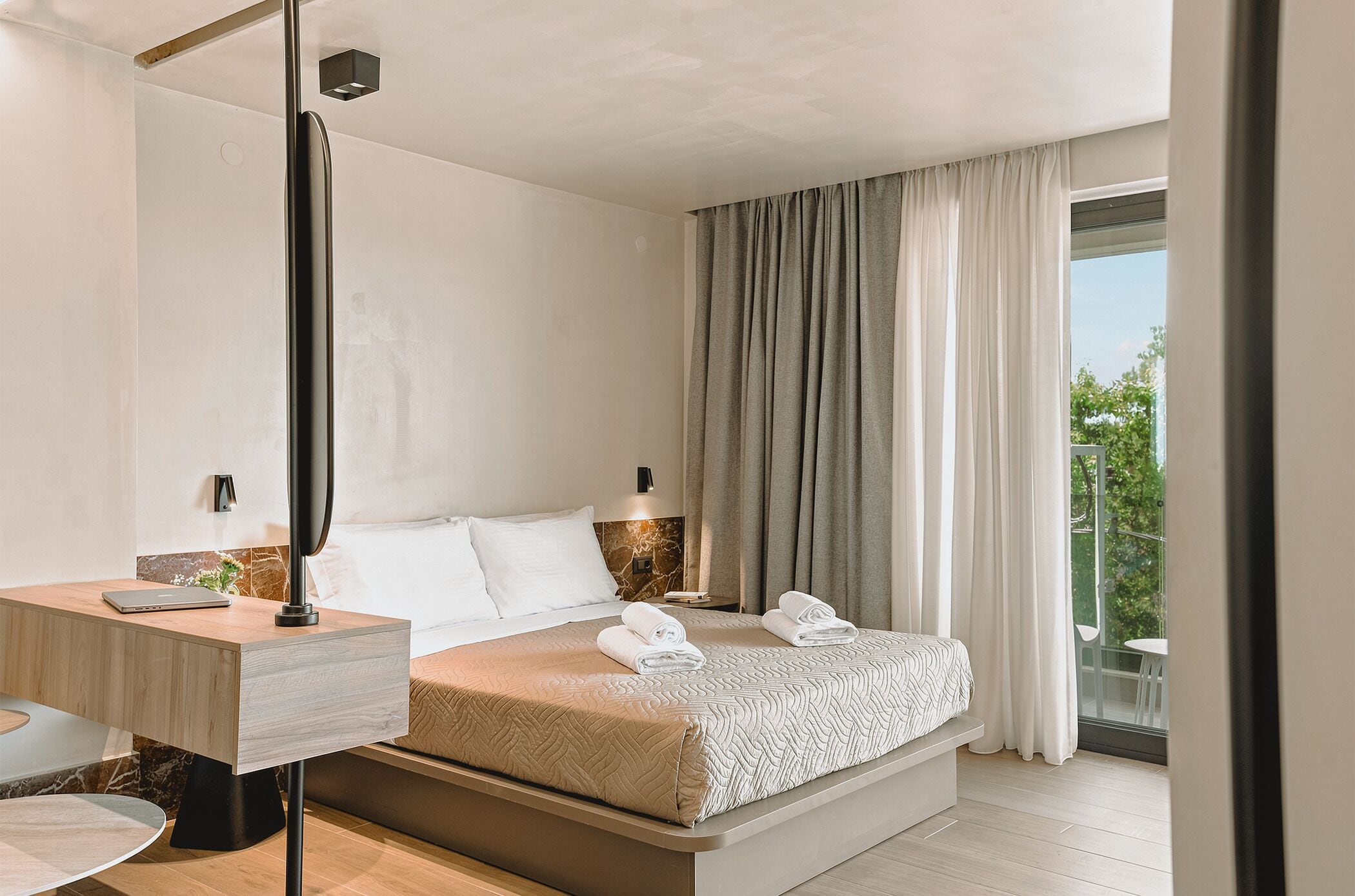 Suite Junior | Brankas, setrika/meja setrika, Wi-Fi gratis, dan seprai linen