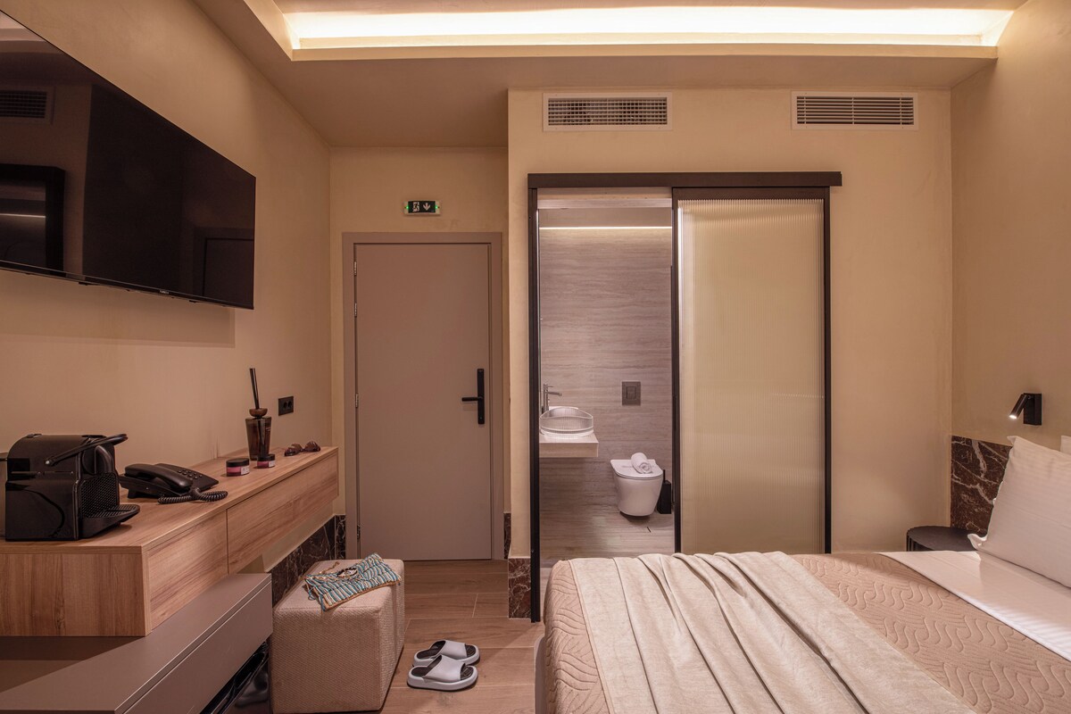 Standard Double Room | In-room safe, iron/ironing board, free WiFi, bed sheets