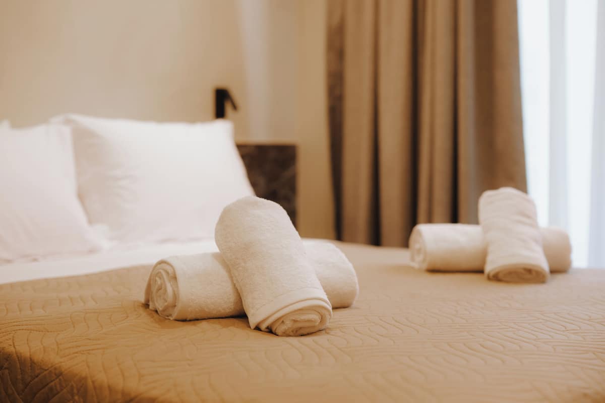 Quarto casal standard | Cofres nos quartos, ferros/tábuas de passar roupa, Wi-Fi de cortesia