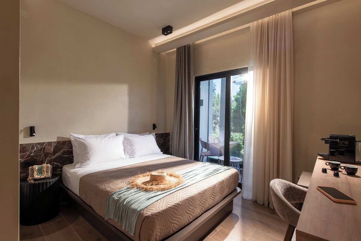 Triple Room | In-room safe, iron/ironing board, free WiFi, bed sheets