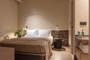 Un dormitorio moderno con cama, mesita de noche y una planta en maceta.