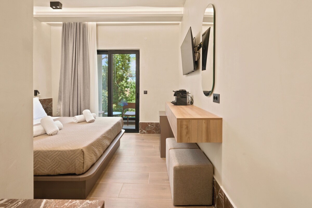 Triple Room | In-room safe, iron/ironing board, free WiFi, bed sheets