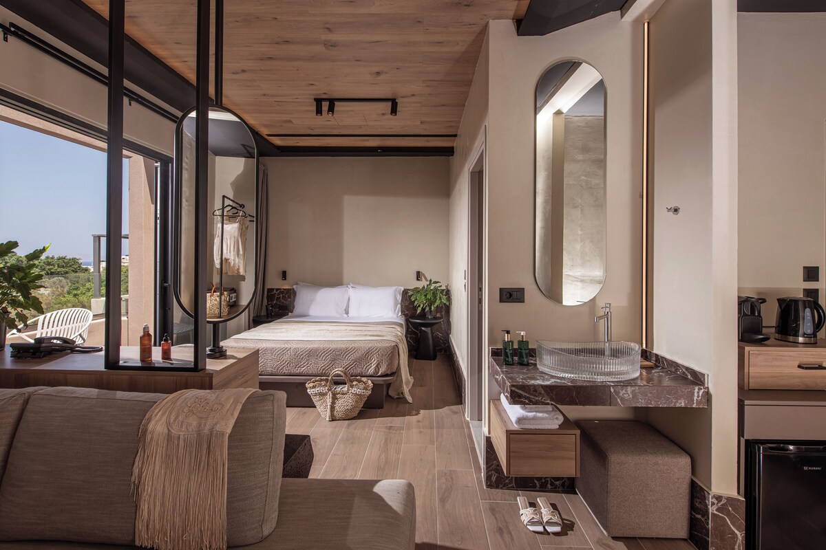 Junior Suite, Hot Tub | In-room safe, iron/ironing board, free WiFi, bed sheets