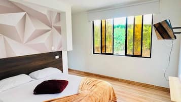 Klassieke kamer, uitzicht op tuin | Een bureau, gratis wifi
