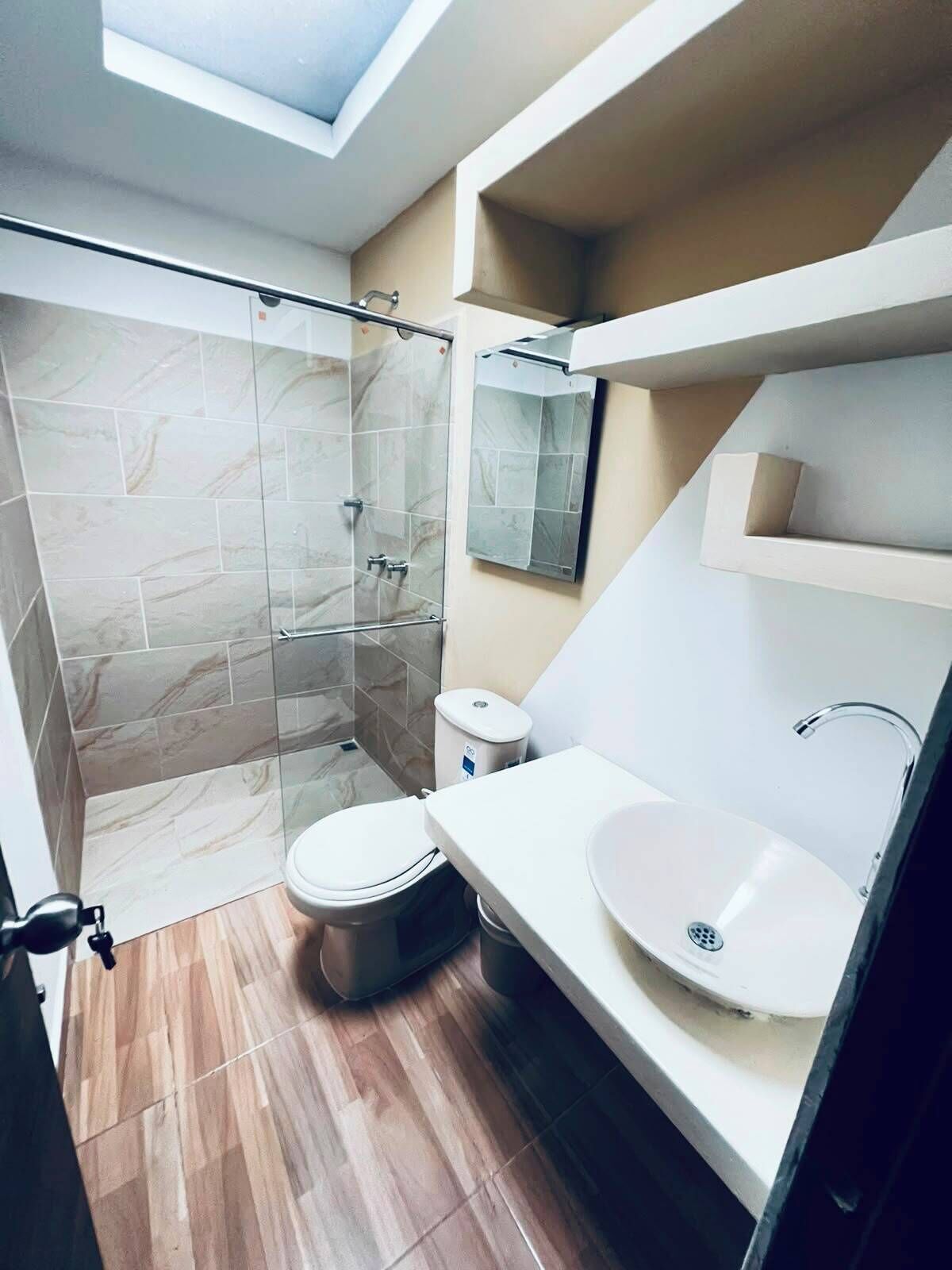 Chambre Familiale, vue jardin | Salle de bain | Douche, serviettes fournies, savon, papier toilette
