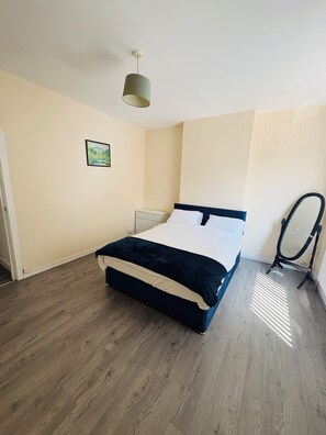 Iron/ironing board, WiFi - Serene stay (Doncaster)