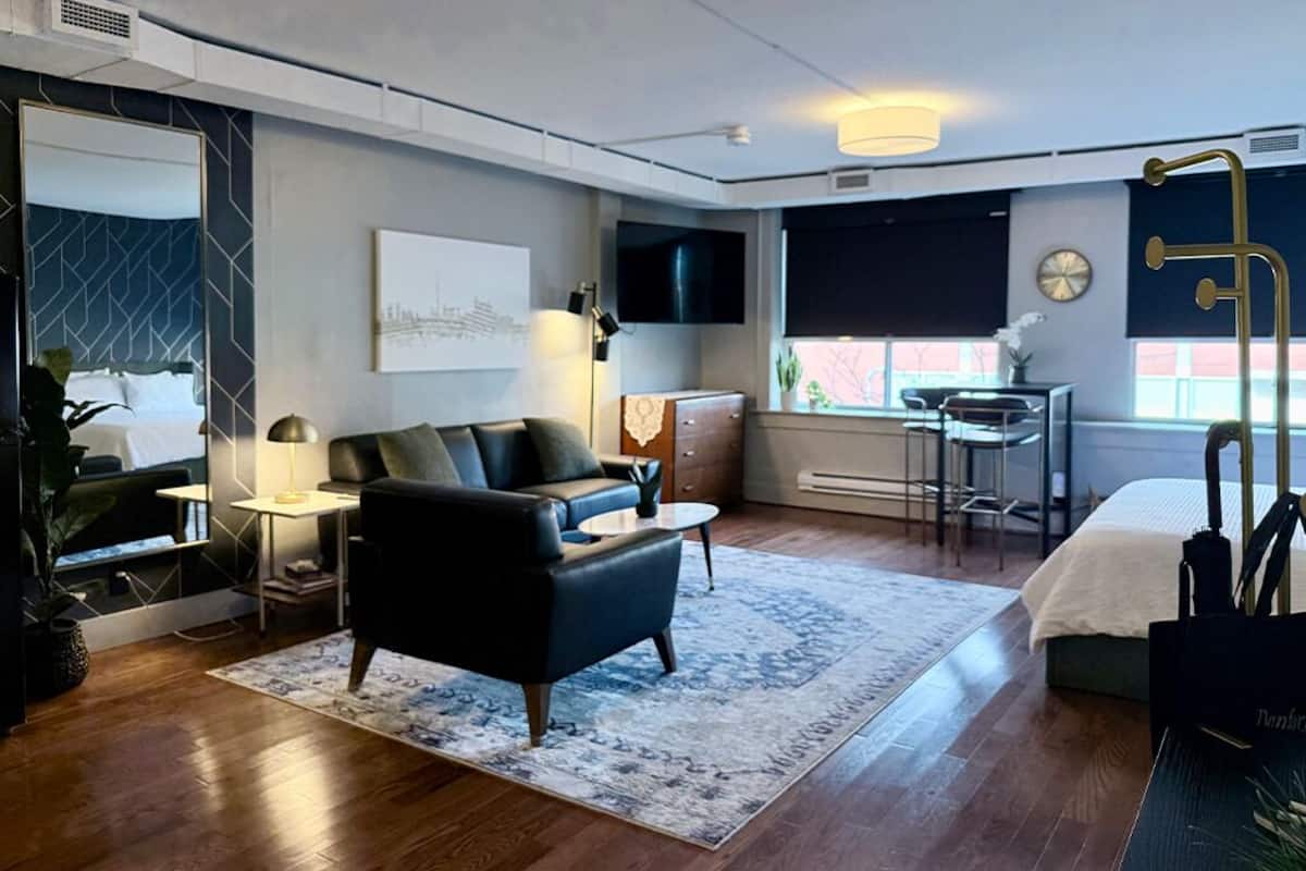 Deluxe Studio Suite, 1 King Bed, Non Smoking, Kitchenette | Premium bedding, memory foam beds, in-room safe, laptop workspace