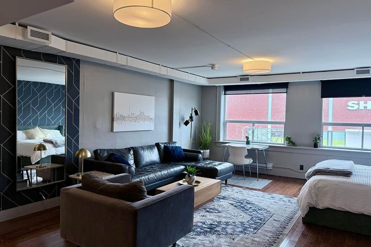 Studio Suite Deluxe, 1 giường cỡ king, không hút thuốc, bếp nhỏ | Khu phòng khách