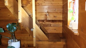 Un escalier en bois avec un objet circulaire blanc sur la plateforme.