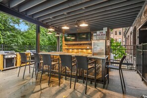 Outdoor dining - Luxury 2BR Midtown Condo Near Broadway & Pool (Nashville)